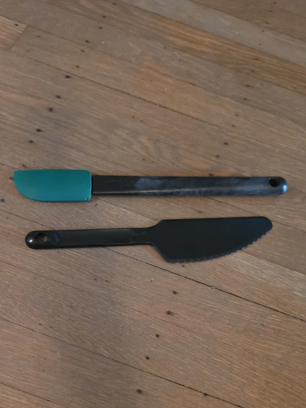 Tupperware: Black Serrated Server & Spatula -Set Of 2